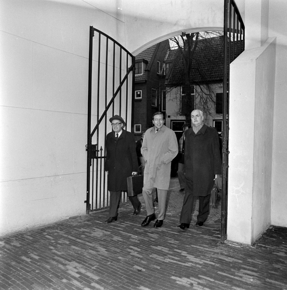 Prins Claus bezoekt Rijksuniversiteit in Leiden Prins Claus tijdens wandeling, Bestanddeelnr 929-0078