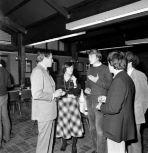 Prins Claus bezoekt Rijksuniversiteit in Leiden Prins Claus met studenten, Bestanddeelnr 929-0079