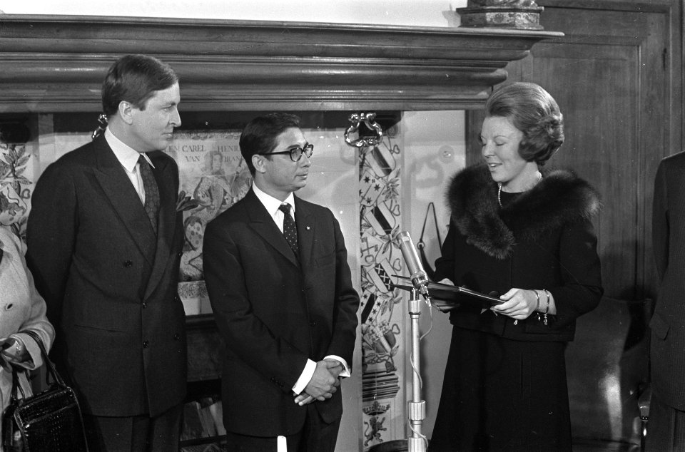 Prinses Beatrix en Prins Claus bieden huwelijkscadeau aan mr. Lim A Po minister , Bestanddeelnr 921-9011