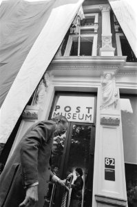 Prins Bernhard opent vernieuwde Postmuseum in Den Haag Prins Bernhard in loket, Bestanddeelnr 933-4448