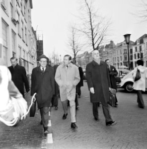 Prins Claus bezoekt Rijksuniversiteit in Leiden Prins Claus wandelt door Leiden, Bestanddeelnr 929-0077