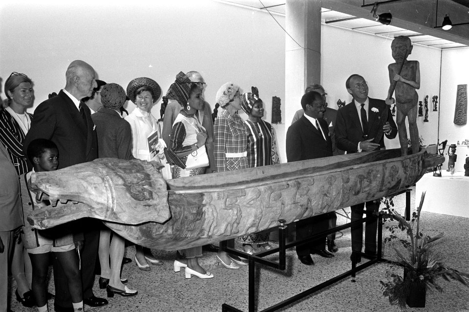 Prins Bernhard opent tentoonstelling van schulpturen uit Tanzania in Madurodam, , Bestanddeelnr 923-5334
