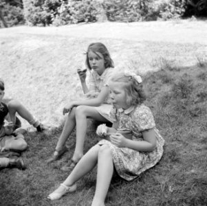 Prinses Beatrix men een andere leerlinge eten boterhammen in de tuin, Bestanddeelnr 255-7384