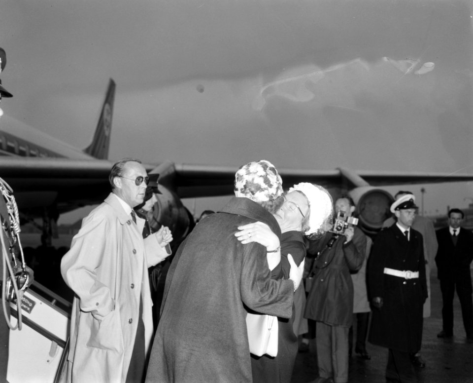 Prinses Beatrix en Prins Bernhard terug uit Amerika Prins Bernhard , koningin J, Bestanddeelnr 915-0984
