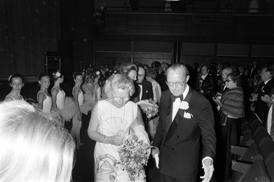 Prins Bernhard reikt Erasmusprijs uit aan Ninette de Valois in aanwezigheid van , Bestanddeelnr 927-2721