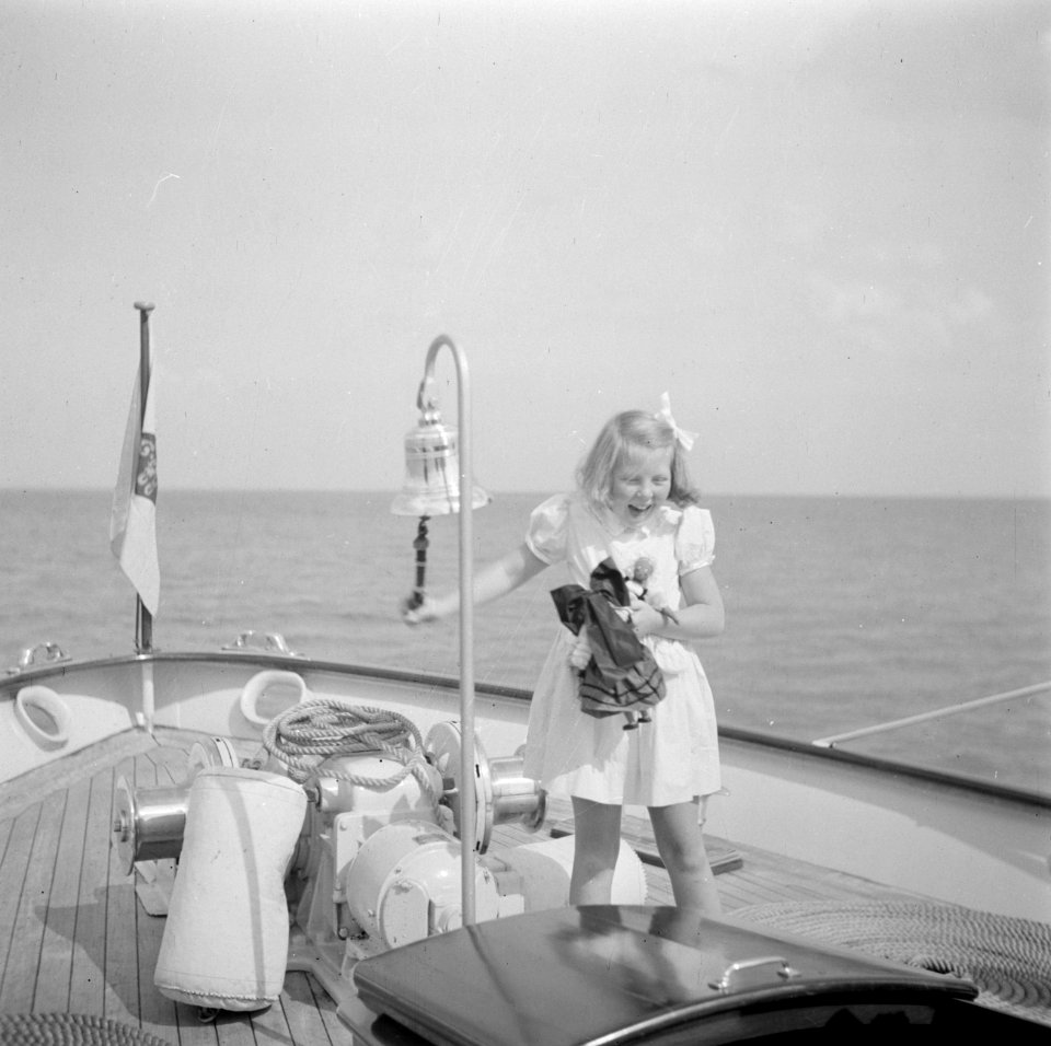 Prinses Beatrix luidt de scheepsbel met een pop in haar hand, Bestanddeelnr 255-7577