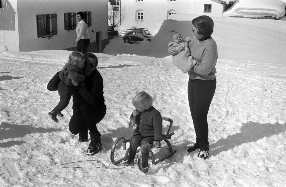 Prinses Beatrix en prins Claus met de drie kinderen op wintersport in Lech (Oost, Bestanddeelnr 923-3422