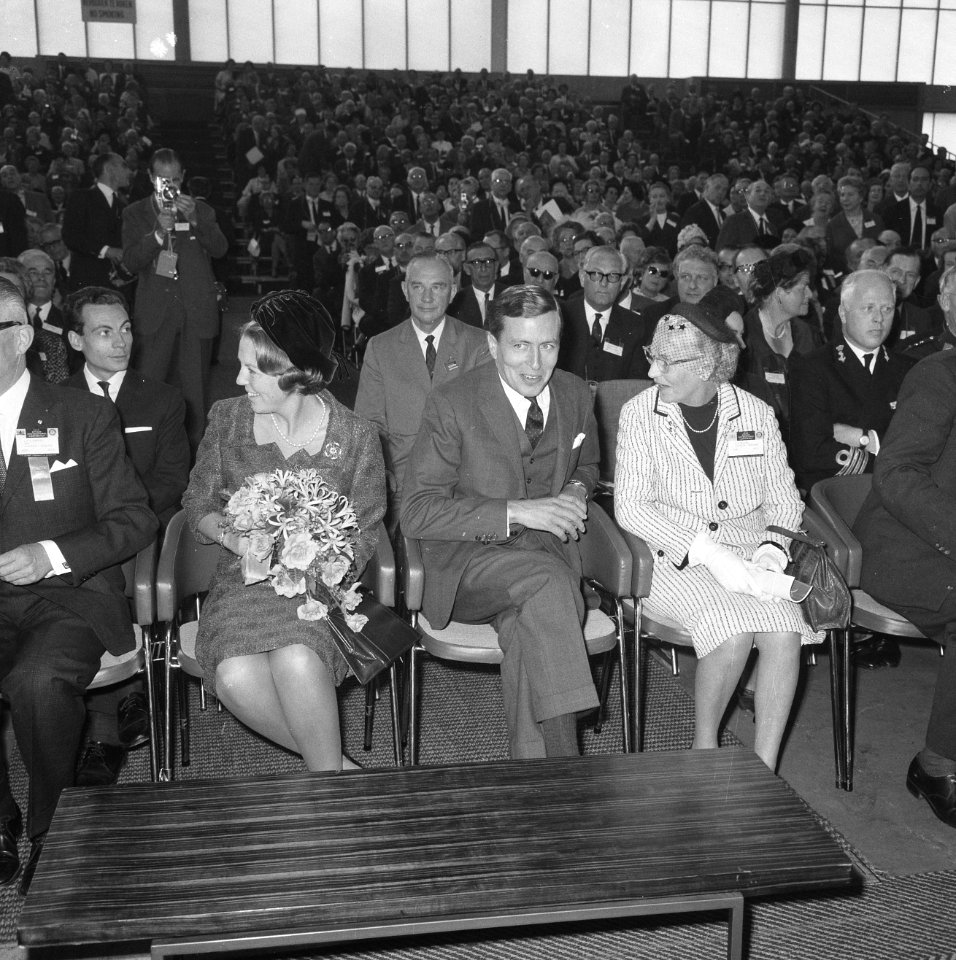 Prinses Beatrix en prins Claus, geflankeerd door dr. C.P.H. Teenstra(president R, Bestanddeelnr 918-2821