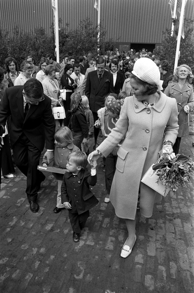 Prinses Beatrix met de prinsen Constantijn (aan de hand) en Johan-Friso, achtera, Bestanddeelnr 925-6368