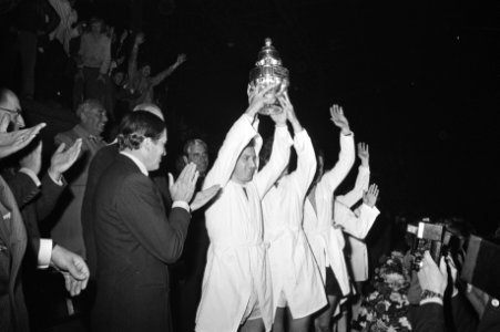 Prins Claus (l) en Ajax-speler Vasovic met de beker, Bestanddeelnr 924-5679
