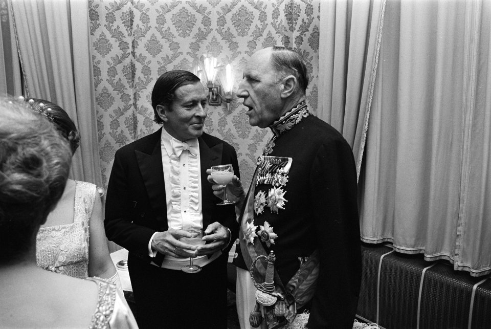 Prins Claus (m) in gesprek met minister van Buitenlandse Zaken Luns (r), Bestanddeelnr 924-4668