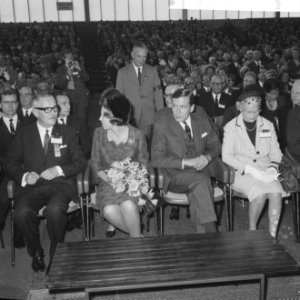 Prinses Beatrix en prins Claus, geflankeerd door dr. C.P.H. Teenstra(president R, Bestanddeelnr 918-2815