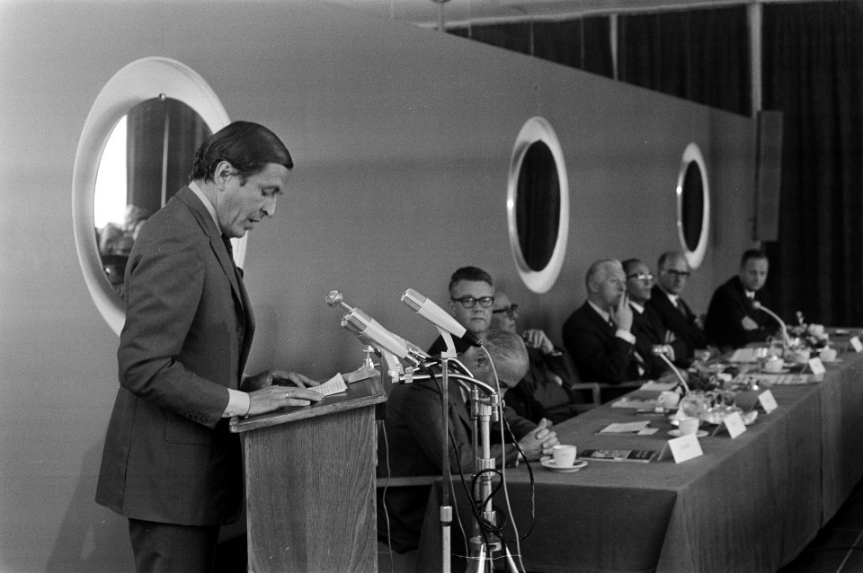 Prins Claus aan het woord tijdens de persconferentie, Bestanddeelnr 925-6698
