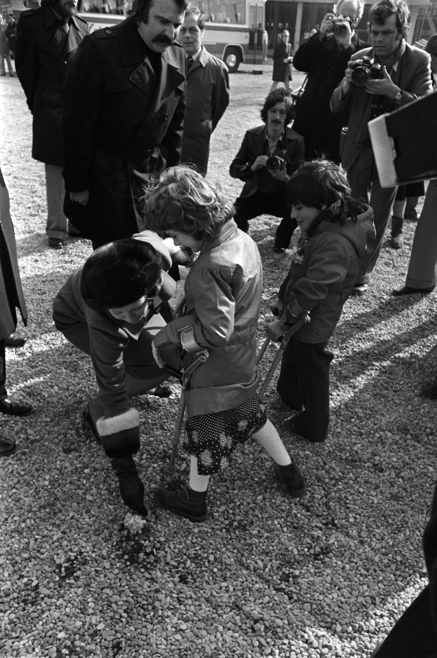Prinses Beatrix legt eerste steen Adriaanstichting in Rotterdam kinderen bieden, Bestanddeelnr 928-4803