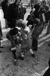 Prinses Beatrix legt eerste steen Adriaanstichting in Rotterdam kinderen bieden, Bestanddeelnr 928-4803