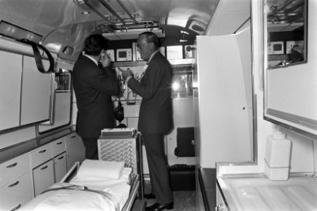 Prins Bernhard opent nieuw gebouw van Agam, Prins Bernhard ontving cardulance va, Bestanddeelnr 924-9685