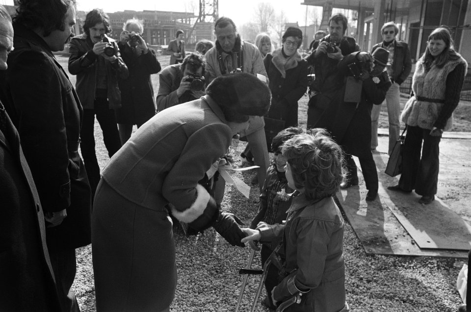 Prinses Beatrix legt eerste steen Adriaanstichting in Rotterdam, Bestanddeelnr 928-4807
