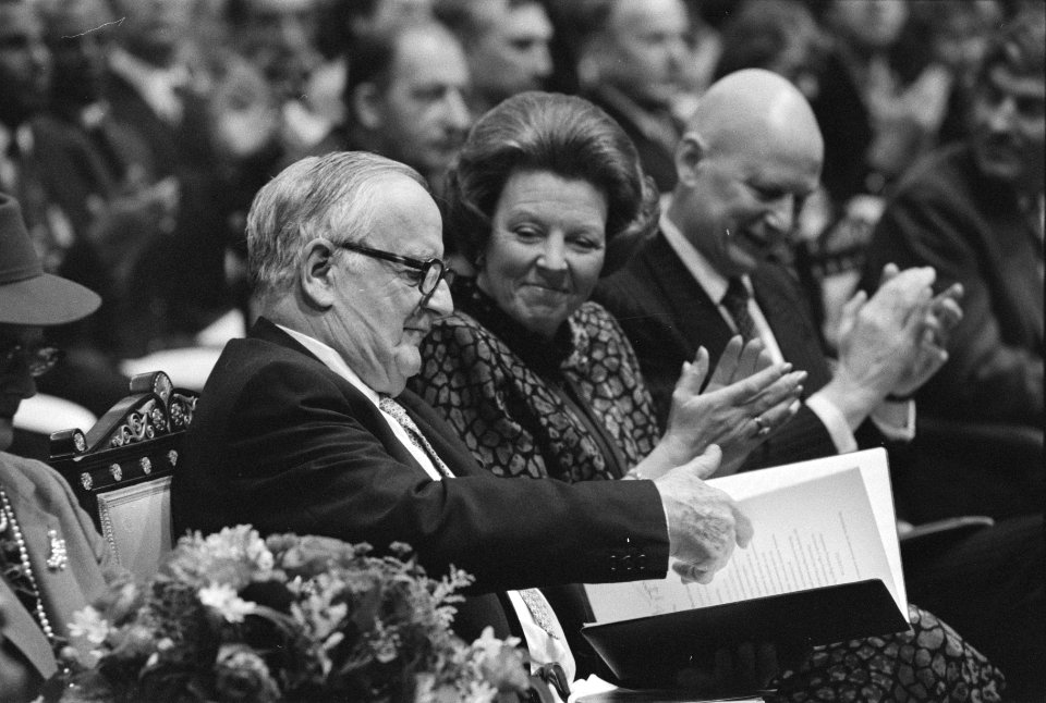 Prins Bernhard reikt Erasmusprijs uit aan Alexander King. King met koningin Beat, Bestanddeelnr 934-1374