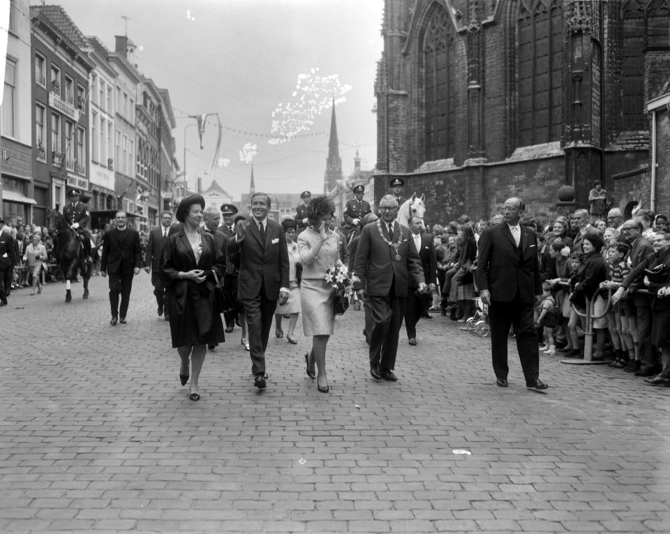 Prinses Beatrix en prins Claus brachten bezoek aan Breda tijdens wandeling, Bestanddeelnr 919-1799
