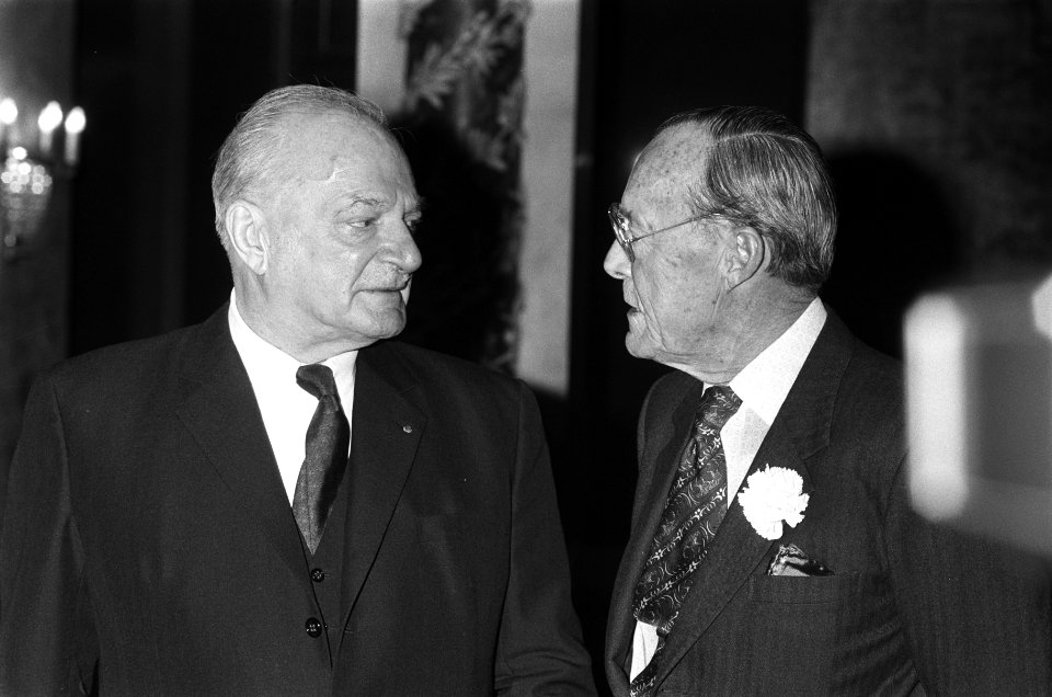 Prins Bernhard reikt Erasmusprijs'85 uit aan Franse stedebouwkundige Paul Delouv, Bestanddeelnr 933-4952