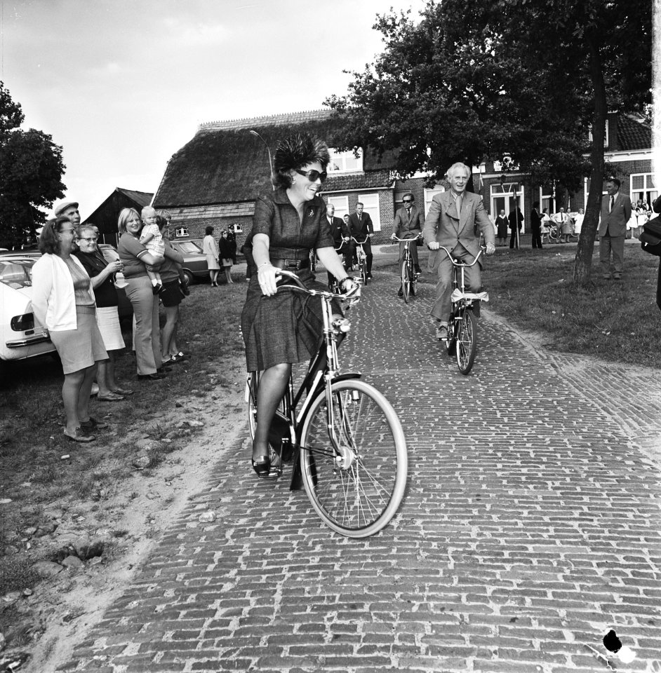 Prinses Beatrix en Prins Claus , tweede dag op de fiets in Assen (Drenthe), Bestanddeelnr 926-6959