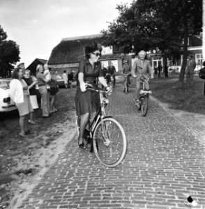 Prinses Beatrix en Prins Claus , tweede dag op de fiets in Assen (Drenthe), Bestanddeelnr 926-6959