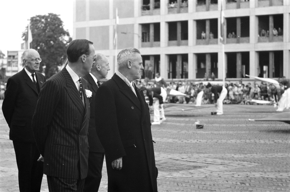 Prins bij vaandelzwaaien. Rechts president-directeur A.J. Engel, Bestanddeelnr 912-6020