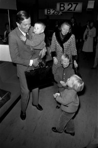 Prins Claus arriveert uit Tanzania op Schiphol, Prins Claus met Prins Constantij, Bestanddeelnr 925-2238