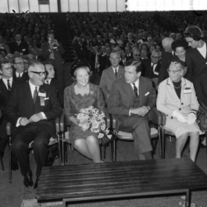 Prinses Beatrix en prins Claus, geflankeerd door dr. C.P.H. Teenstra(president R, Bestanddeelnr 918-2812
