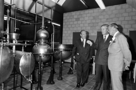 Prins Bernhard tijdens de rondleiding, Bestanddeelnr 930-4546