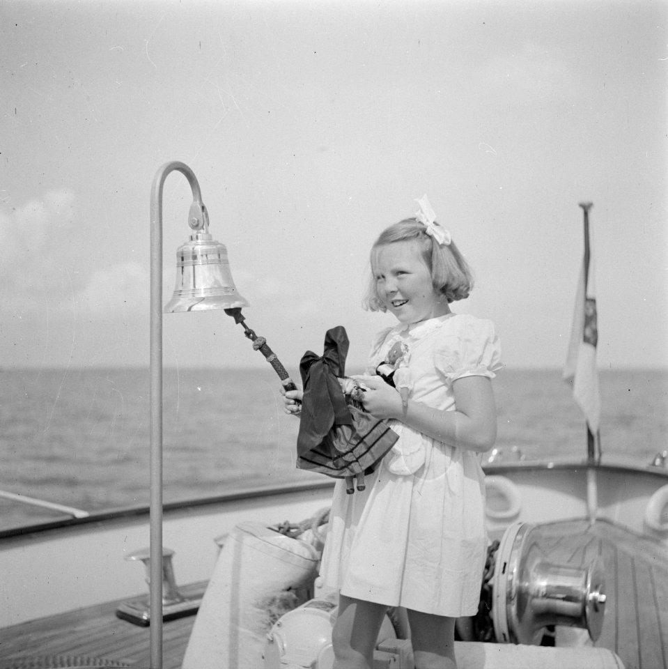 Prinses Beatrix luidt de scheepsbel met een pop in haar hand, Bestanddeelnr 255-7576