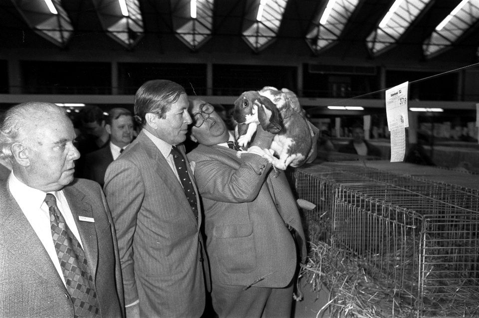 Prins Claus bekijkt een konijn op de tentoonstelling, Bestanddeelnr 931-8307