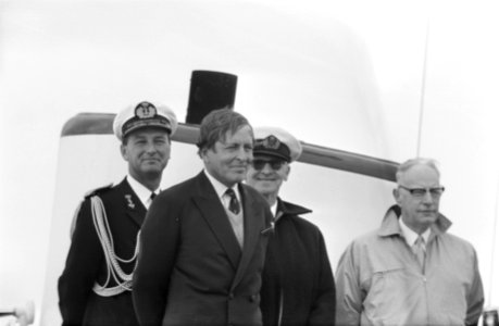 Prinses Beatrix en Prins Claus bij Visserijdagen te Harlingen met kinderen Pr. , Bestanddeelnr 922-7280