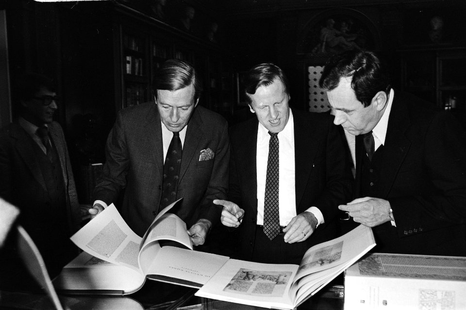 Prins Claus (l) bekijkt met de heer A.Vis, directeur van Repro Holland (midden),, Bestanddeelnr 930-5542
