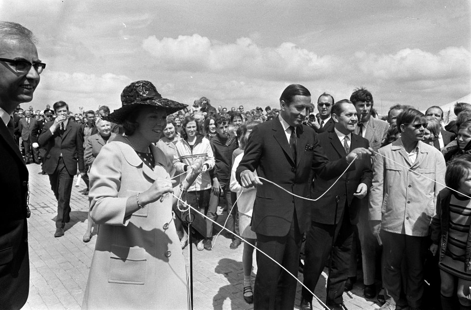 Prinses Beatrix en prins Claus verrichten de openingshandeling door aan een tou, Bestanddeelnr 922-5679