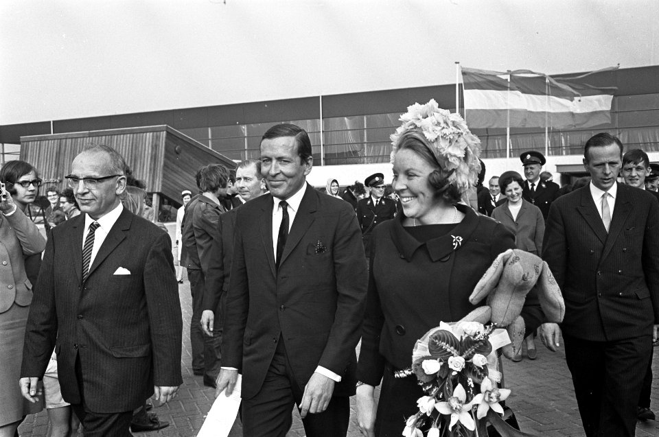 Prinses Beatrix en prins Claus in Dronten bij congres M 68 . Prinses Beatrix en , Bestanddeelnr 921-2067