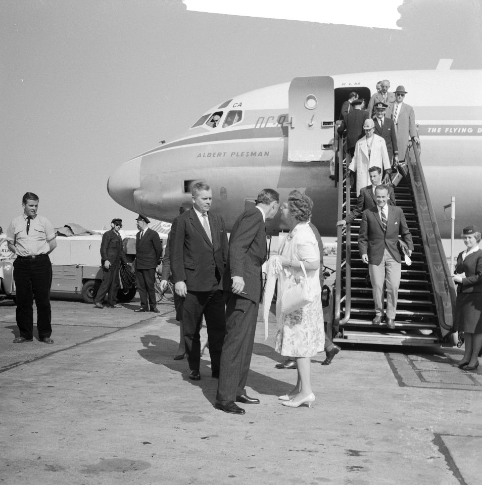 Prins Bernhard uit Amerika op Schiphol begroet door koningin Juliana, Bestanddeelnr 914-0118