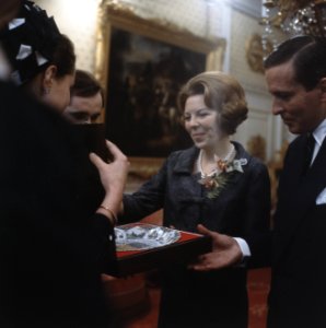 Prinses Beatrix en prins Claus krijgen geschenk aangeboden, Bestanddeelnr 254-7519