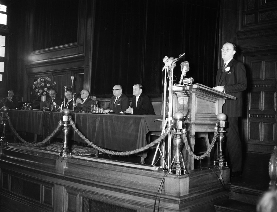 Prins Bernhard tijdens zijn openingsrede, Bestanddeelnr 909-1398