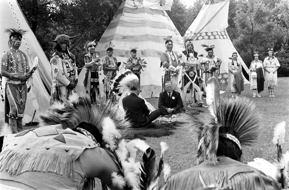 Prins Bernhard tussen de indianen en de wigwams, Bestanddeelnr 922-5479