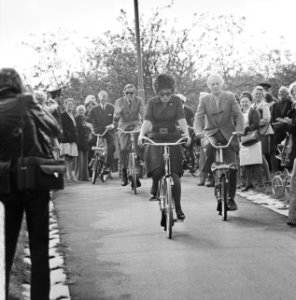 Prinses Beatrix en Prins Claus , tweede dag op de fiets tijdens werkbezoek in Dr, Bestanddeelnr 926-6962