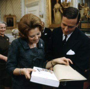 Prinses Beatrix en prins Claus krijgen geschenk aangeboden, Bestanddeelnr 254-7523