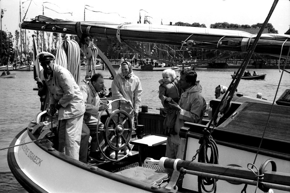 Prinses Beatrix en Prins Claus, met Willem-Alexander op de arm, op de Groen Draeck tijdens de opening van de nieuwe jachthaven in Enkhuizen, 7 juni 1969, NL-HlmNHA 1478 07205 03 K 09