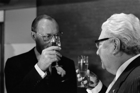 Prins Bernhard opent nieuw gebouw NMB in Amsterdam Bernhard toost met heer Wijs, Bestanddeelnr 927-2641
