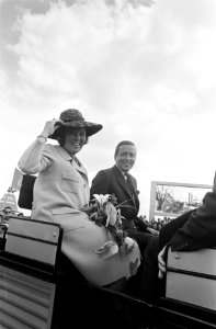 Prinses Beatrix en prins Claus in een Betuws rijtuig, Bestanddeelnr 922-5678