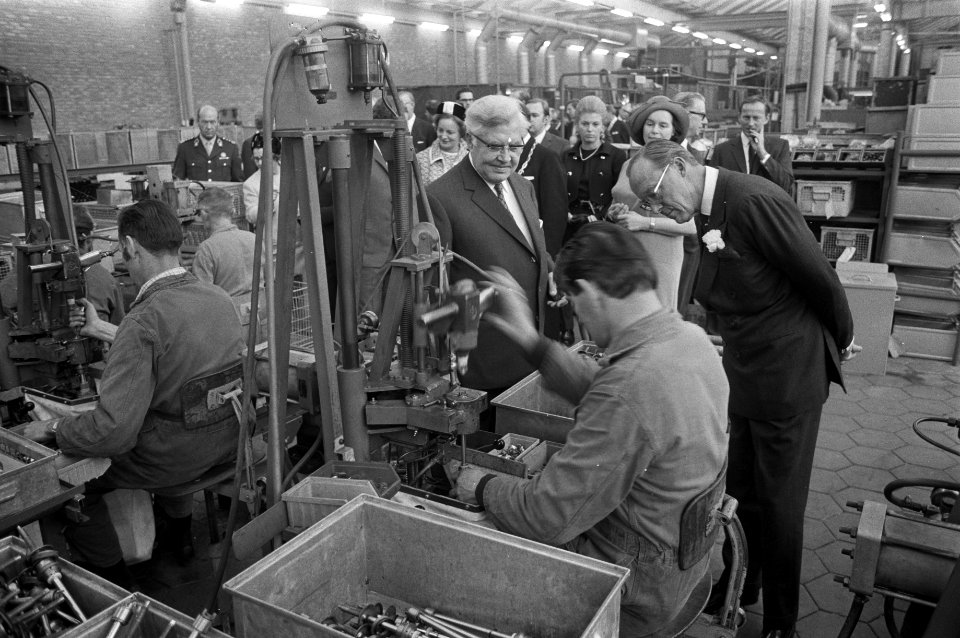 Prins Bernhard opent nieuwe fabriekscomplex van Koni NV (auto-onderdelen) in Oud, Bestanddeelnr 925-1169