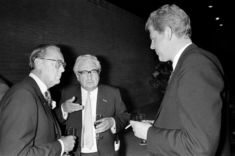 Prins Bernhard opent nieuw gebouw NMB in Amsterdam Bernhard toost met heer Wijs, Bestanddeelnr 927-2643