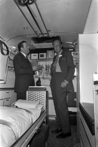 Prins Bernhard opent nieuw gebouw van Agam, Prins Bernhard ontving cardulance va, Bestanddeelnr 924-9686