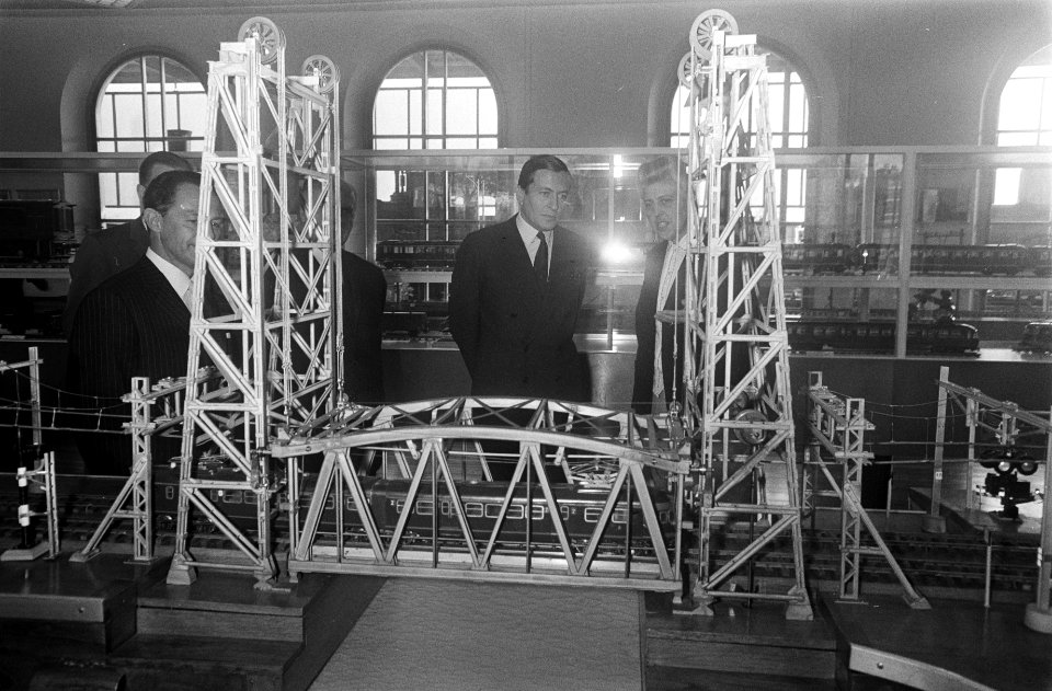 Prins Claus bezoekt Nederlandse Spoorwegen , onder ande het Spoorwegmuseum te Ut, Bestanddeelnr 922-9907