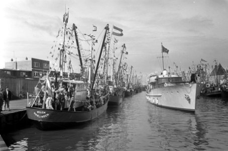 Prinses Beatrix en Prins Claus bij Visserijdagen te Harlingen met kinderen de , Bestanddeelnr 922-7284